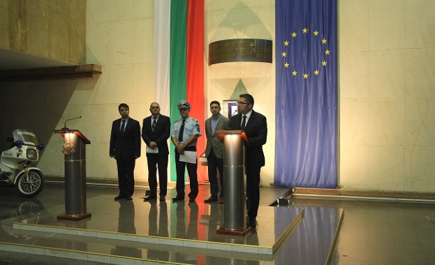 Министрите Радев и Нанков с апел към водачите Ограничаваме максимално