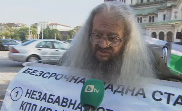 Протестът на Николай Колев Босия пред НС продължава и