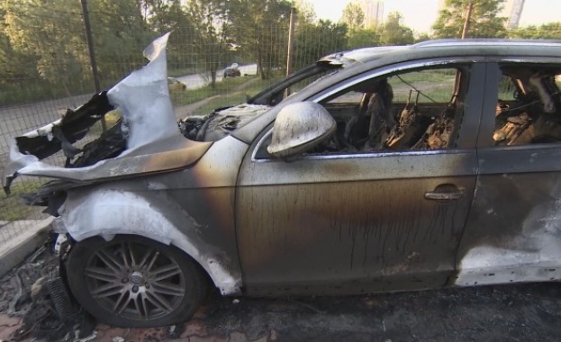 Шест автомобила изгоряха при среднощен палеж в автокъща в столичния