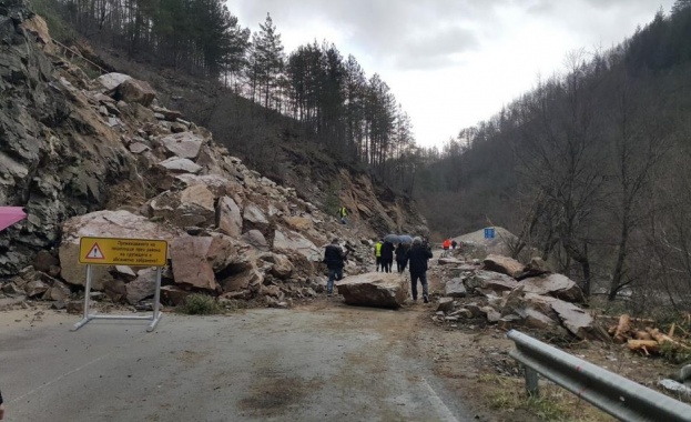 Пътната агенция спря укрепване на пътя Смолян - Мадан за