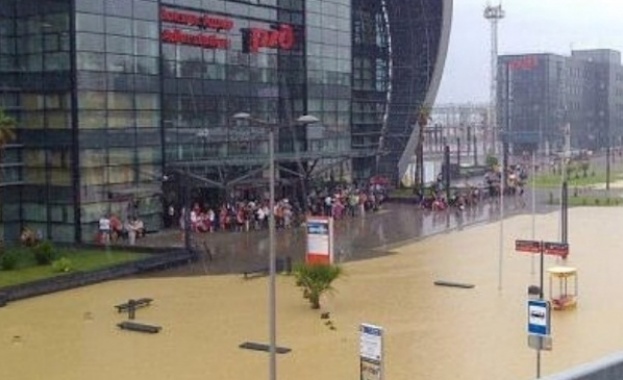 Пороен дъжд предизвика наводнение в Сочи в навечерието на 1/4-финала
