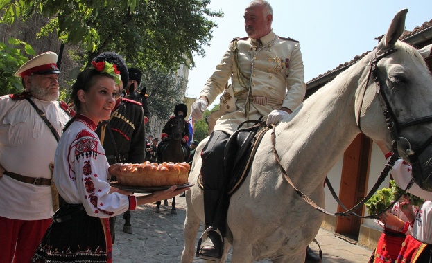 С военен ритуал и фолклорен празник във Велико Търново честват