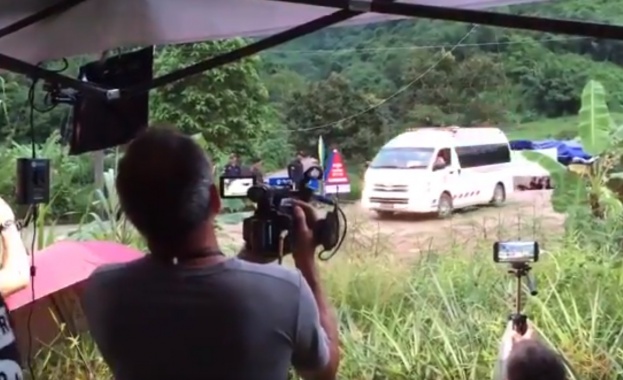 Спасители изведоха първите две момчета от групата блокирана в пещера