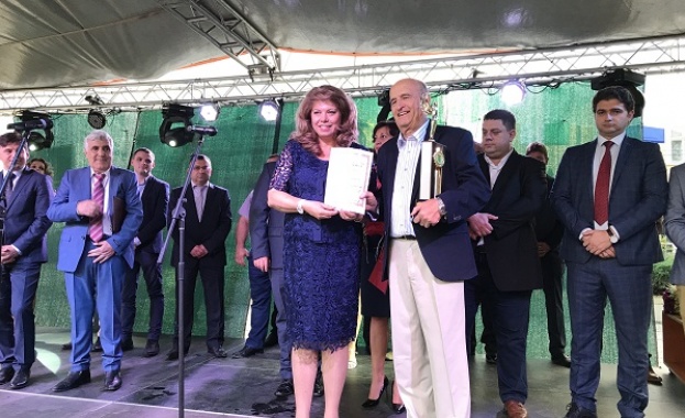 Много често днес големите думи изместват големите каузи Не е