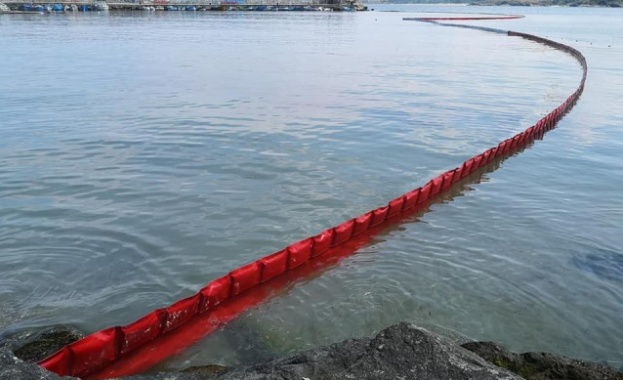 Около 70 л нафта от заседнала моторна лодка се изляха