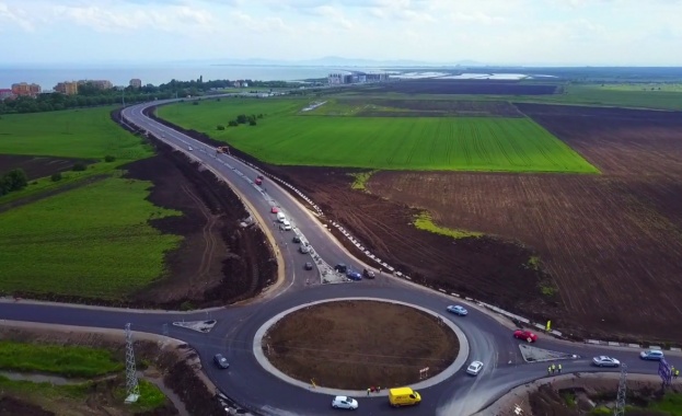 Ахелой вече има два входа и два изхода към републиканските