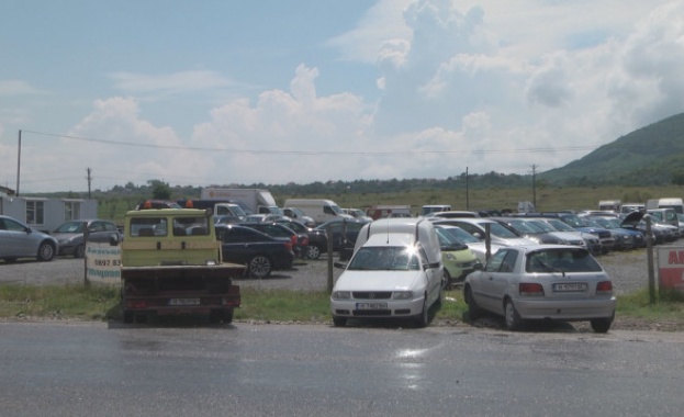 Деца потрошиха пет автомобила в шуменска автокъща Три момчета