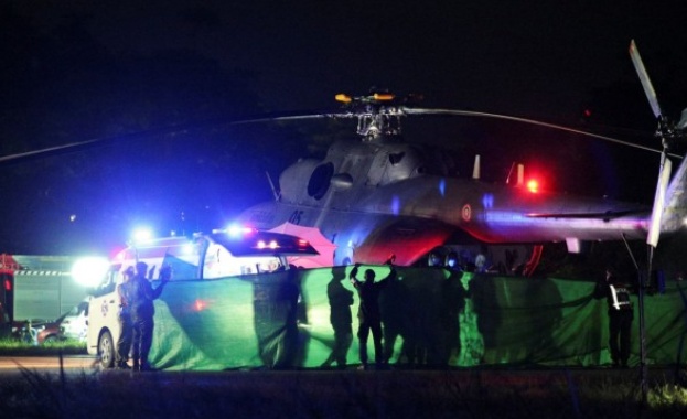 Водолази се подготвят да извадят останалите петима души блокирани в