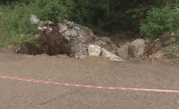 Поражения от дъждовете и в криводолското село Галатин Разрушени са