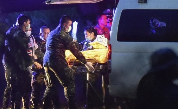 Всичките 12 деца от футболен отбор и техният треньор бяха