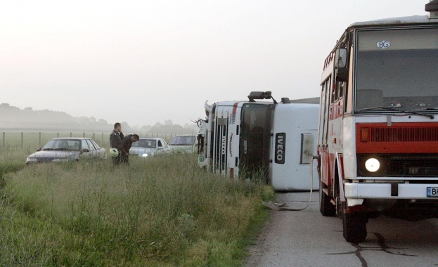 Камион с ремарке натоварен с бутилки ацетилен е катастрофирал на