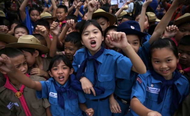 Тайланд празнува след благополучното спасяване на 12 те момчета и техния