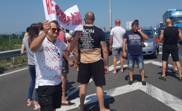 Докато в Народното събрание депутатите обсъждаха Закона за горивата внесен