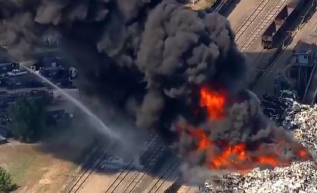 Високите пламъци и гъстият черен дим се виждат от километри