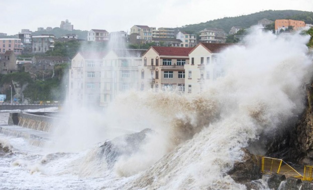 Мощен тайфун връхлетя Китай Десетки хиляди бяха евакуирани а плавателните