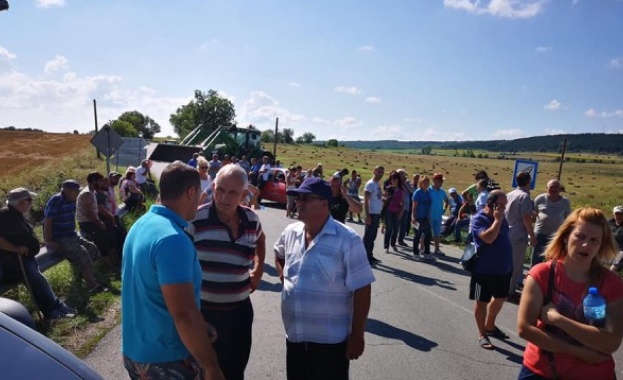 Животновъди блокираха разклона от ямболския гр Болярово за селата Шарково