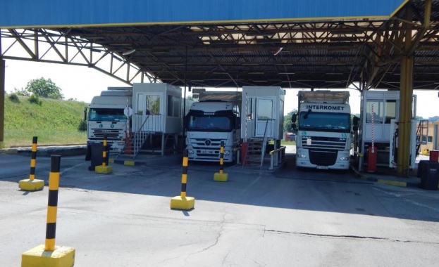 40 бутилки с вреден газ фреон са задържани на граничния пункт "Капитан Андреево" 40 бутилки с вреден газ фреон са задържани на граничния пункт "Капитан Андреево"
