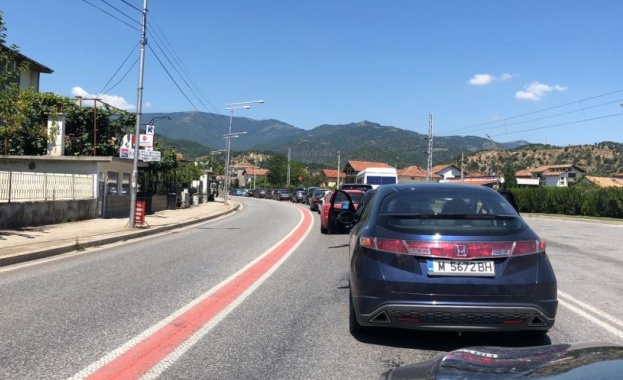 Зверска катастрофа между автомобил и цистерна уби шофьора на леката