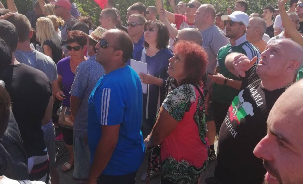 Лидерът на БСП Корнелия Нинова обяви че ще изпрати сигнал