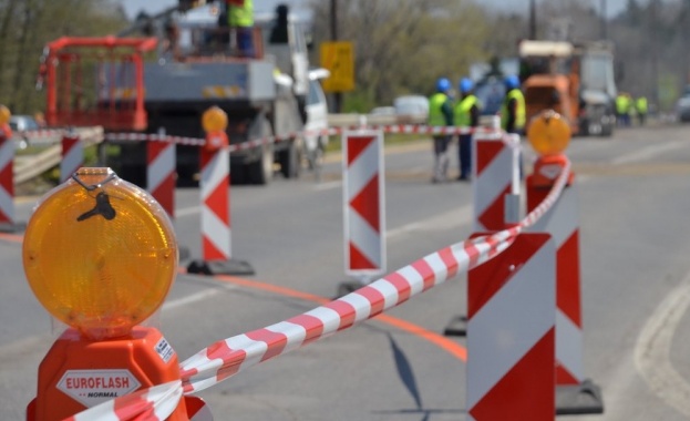 Забранява се влизането на пътни превозни средства както следва ∙