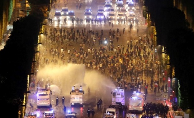 Франция се превърна в гигантска дискотека след победата на националите