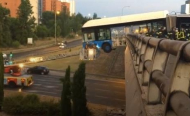 Автобус увисна от моста на централен булевард в Мадрид след