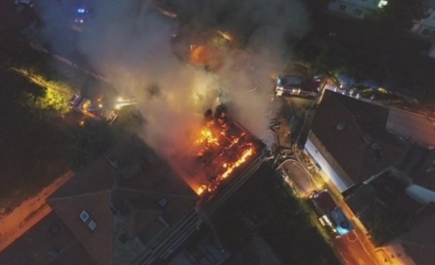 Пожар обхвана триетажна къща снощи в Шумен Пострадали хора няма