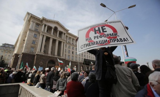 Майки на деца с увреждания излизат на ефективен брутален протест