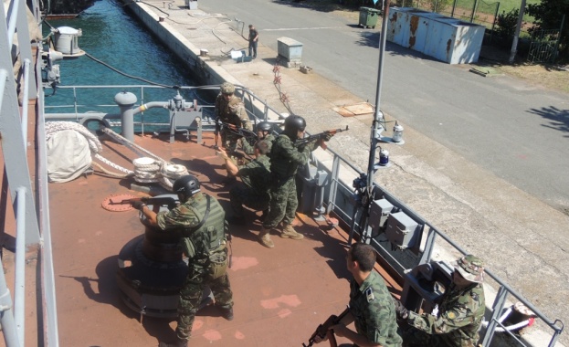 Съвместна подготовка между български и чуждестранни военнослужещи за действия при