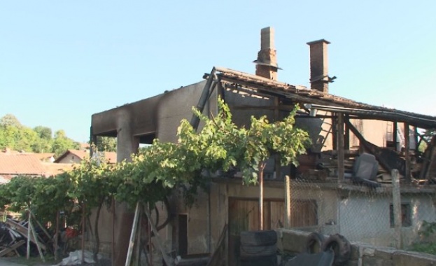 Пожар изпепели дома на бивш селски кмет в Лютидол Огънят