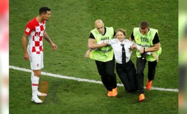 Членовете на групата Пуси райът които нахлуха на терена по