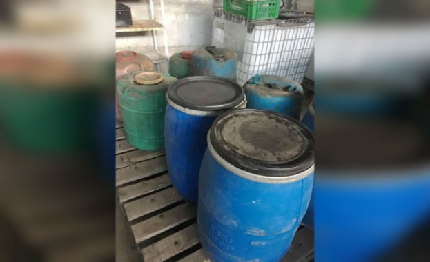 Митнически служители иззеха над 5 тона нелегален алкохол от района