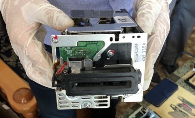 Иззети са заготовки за лични документи пластики слотове и клавиатури