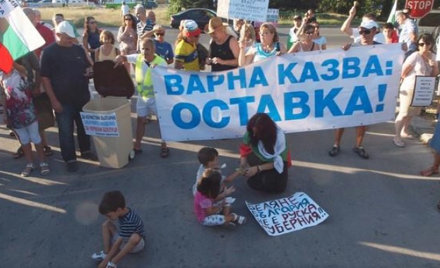 Варненци организирани в социалната мрежа facebook излязоха на протест пред