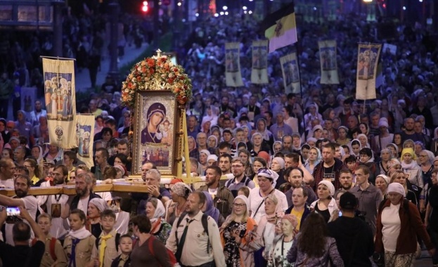 Руският патриарх Кирил води кръстно шествие в памет на Николай