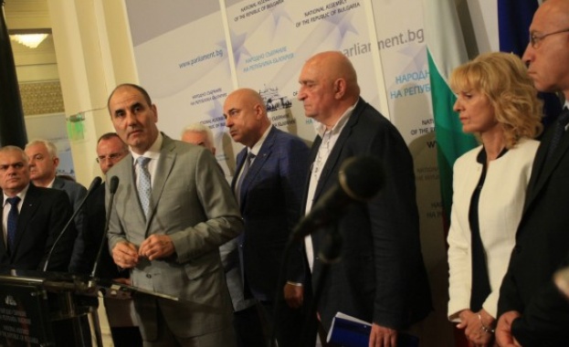 Заради заплахата от чумната зараза в парламента извънредно се събра