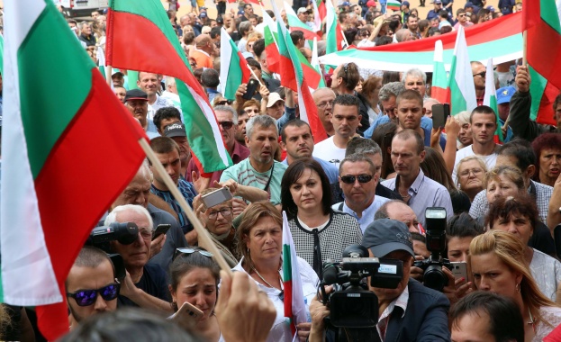 Тук сме с хората от Шарково и цяла България за