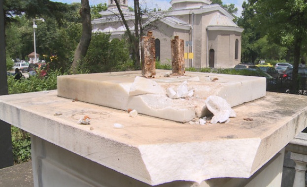 Грубо посегателство на Централните софийски гробища Вандали поругаха гроба на