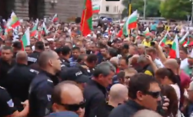 Напрежението на протеста на Животновъдите ескалира Животновъдите са блъскани и