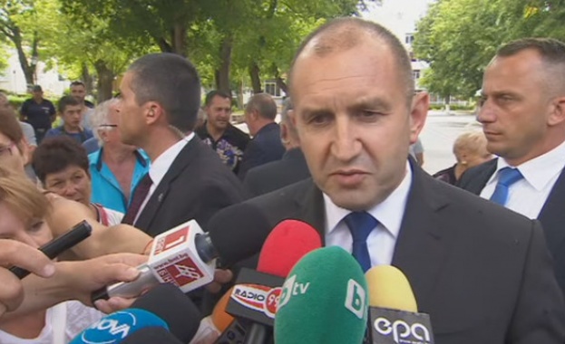 Президентът Румен Радев се срещна в Ямболско с животновъди чиито