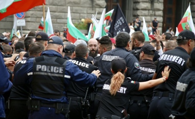 Протестиращите животновъди се опитаха да нахлуят в сградата на Министерски