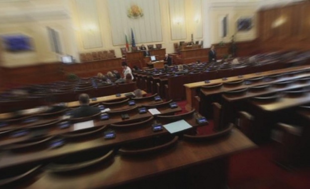 Парламентът избра четирима членове на Комисията за публичен надзор над