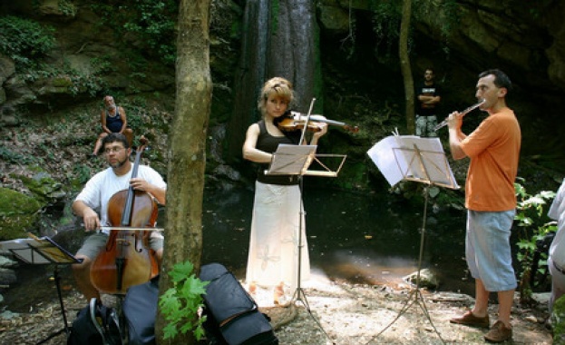 Бъди мистериозен а не сериозен участвай в Мистериите на