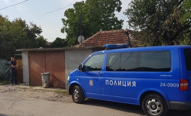 Осем нелегални мигранти и трима трафиканти са задържани при операция