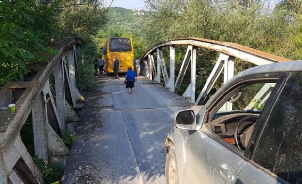 Заседнал автобус затвори пътя към Струпешкия манастир Св Пророк Илия