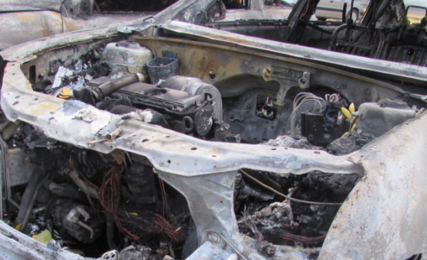 10 автомобила изгоряха след умишлен палеж на охраняем паркинг в
