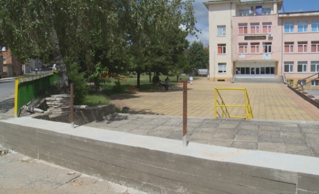 Директор на училище в Тополовград затвори с ограда централния вход,