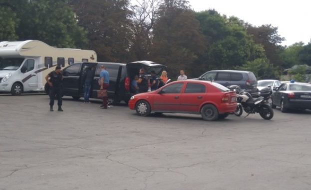 Шефът на КАТ Габрово и още двама полицаи са задържани при