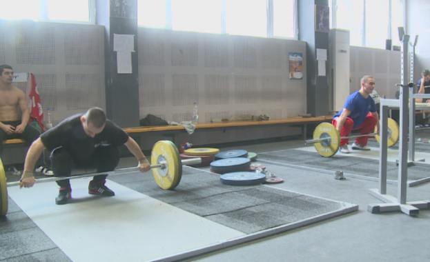 Българската федерация по вдигане на тежести е успяла да събере