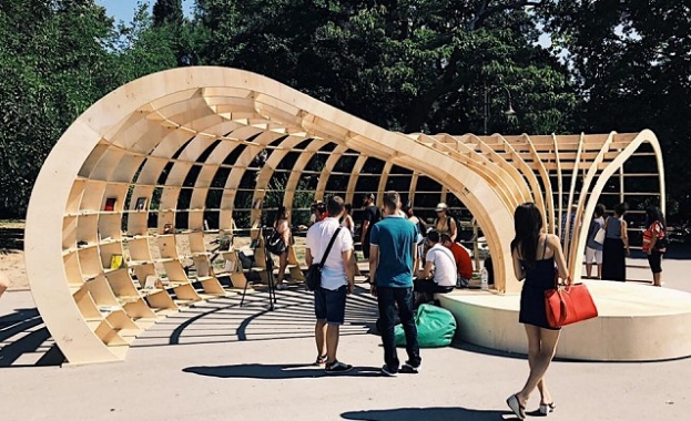 Улична библиотека без ограничения без охрана и работно време Това